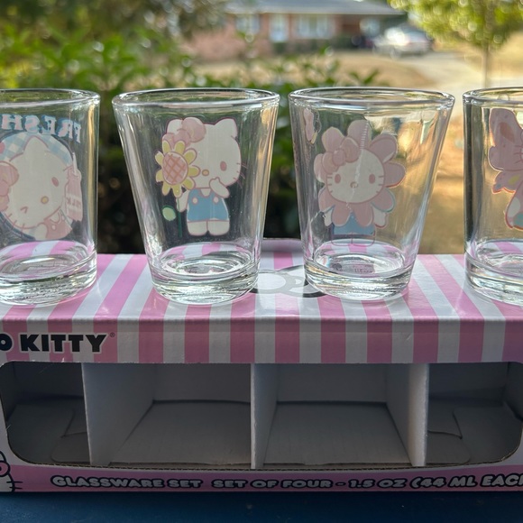 Hello Kitty Summer Shot Glass Set - Set of Four 1.5oz Glasses - Picture 4 of 10